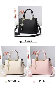 Tre borse in nero, beige e rosa con trama litchi e ciondoli a forma di nodo