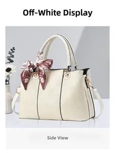 Détail du sac à main blanc crème avec gaufrage géométrique et foulard en soie fleuri