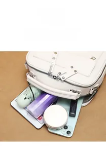 Detailansicht der beigefarbenen Ledertasche mit silbernen Nieten und großem Stauraum