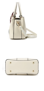 Détails du sac à main crème avec pieds métalliques et foulard en soie décoratif
