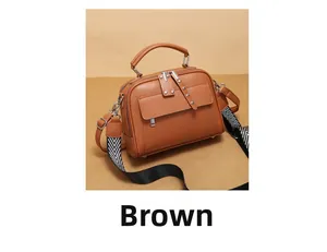 Braune Tasche mit Lychee-Struktur, Doppel-Reißverschluss und breitem Muster-Gurt