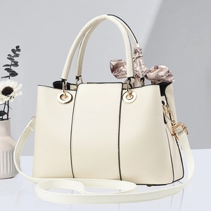 Sac à main beige minimaliste pour femme avec poignées rondes et foulard décoratif en soie