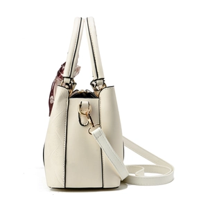 Sac à main beige minimaliste avec gaufrage de feuilles et foulard pour femmes