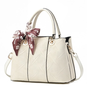 Sac à main blanc minimaliste avec gaufrage géométrique et élégant foulard en soie décoratif