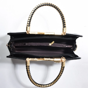 Grand sac à main noir motif crocodile avec intérieur spacieux et anses dorées