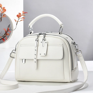 Schicke weiße Crossbody-Handtasche mit silbernen Nieten und stabilen Handgriffen