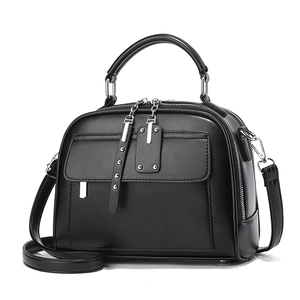 Klassische schwarze Muschelhandtasche aus Leder mit Nieten und abnehmbarem Schultergurt