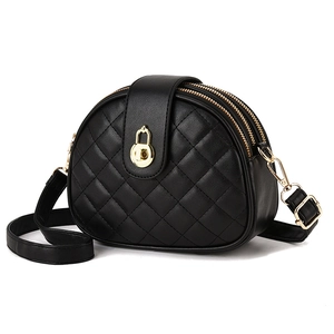 Klassische schwarze Stepptasche mit goldenen Beschlägen und verstellbarem Riemen in Muschelform