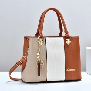 Dreifarbige Handtasche in Braun und Beige mit Blatt-Quasten-Anhänger und Gurt