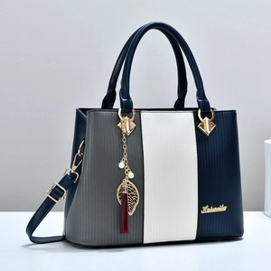Minimalistische dreifarbige Handtasche in Grau Weiß Marineblau mit Blatt-Quasten-Anhänger