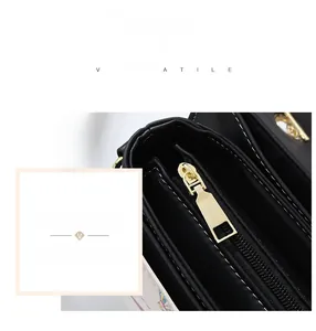 Detalle de la cremallera dorada pulida y la textura de cuero de este bolso negro