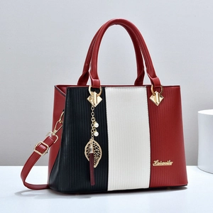 Dreifarbige Handtasche aus Kunstleder mit goldenem Blattanhänger und Schultergurt