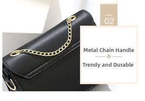 Primer plano de bolso negro con un llamativo asa de cadena gruesa de metal dorado
