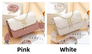 Détails de sacs bandoulière rose et blanc avec matelassage cœur et boucle cygne