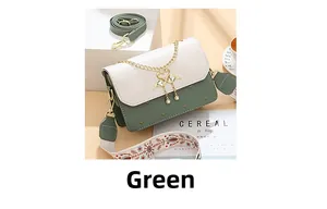 Détail du sac bandoulière vert avec sangle brodée de fleurs et pendentif cygne doré