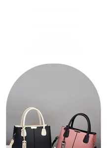 Détail de sacs fourre-tout bicolores en cuir litchi avec breloques dorées élégantes
