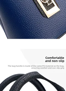 Vue détaillée de la texture en cuir bleu marine et du fermoir doré métallique sur le sac