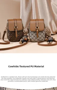 Détail de mini sacs de téléphone en marron et beige avec monogramme et breloques ours