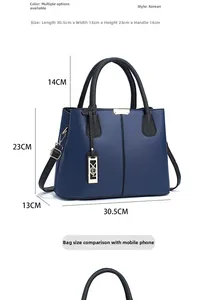 Dimensions du sac bleu en cuir grainé : 30,5 cm de long, 13 cm de large et 23 cm de haut