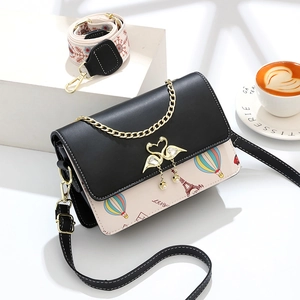 Sac bandoulière carré bicolore chic avec imprimé Tour Eiffel et fermoir flamant rose