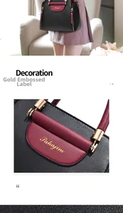 Détail du logo doré estampé sur un sac à main de luxe en cuir texturé pour femme