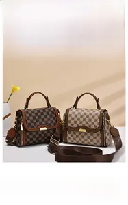 Détail de sacs à main vintage à damier avec garniture en cuir et large bandoulière