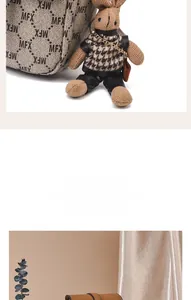 Détail du sac bandoulière gris avec logo MFX et pendentif lapin tricoté mignon