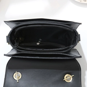 Sac bandoulière classique en simili cuir noir avec trois compartiments et détails dorés