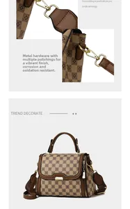 Vue détaillée des ferrures dorées polies et du sac à main à motif damier marron chic