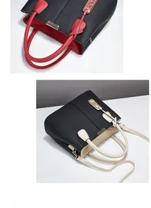 Détail de sacs à bandoulière contrastés avec grain litchi noir et finitions dorées