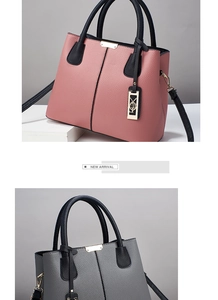 Vue détaillée des sacs à main en cuir grainé rose et gris avec des finitions dorées