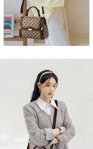 Détail du sac à carreaux avec boucle dorée et bandoulière en cuir réglable