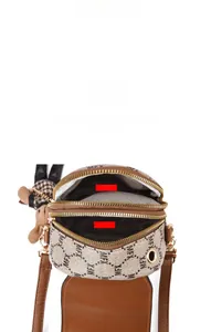 Vue intérieure du sac bandoulière blanc cassé avec double compartiment principal et doublure