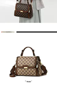 Détail des sacs à main à motif damier café et kaki avec des accessoires métalliques polis