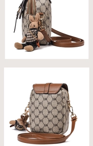 Détails du sac de téléphone vintage avec monogramme MFX et pendentif lapin tricoté