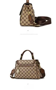 Détails du sac à damier rétro avec texture en toile marron et ferrures dorées