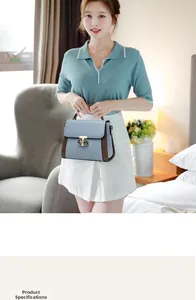 Borsa a tracolla color-block blu e marrone con chiusura a scatto mostrata su modella