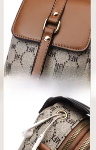 Détail de la boucle dorée et de la prise casque sur le sac de téléphone en cuir brun