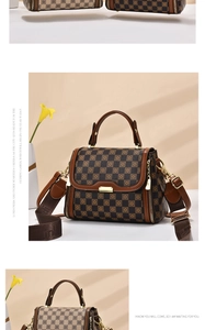 Détail du sac à motif damier avec bandoulière large à logo et ferrures dorées