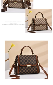 Détail du sac bandoulière à damier marron avec ferrures dorées et poignée