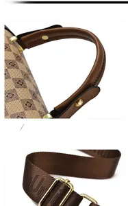 Vue détaillée de la poignée marron souple et de la boucle en métal doré réglable du sac bandoulière