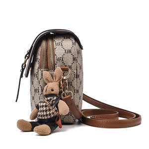 Sacoche de téléphone rétro à monogramme avec tissu vintage et breloque lapin mignon