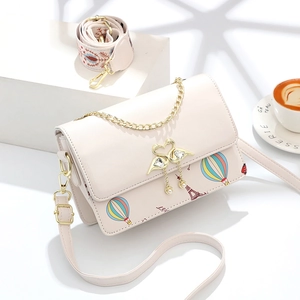 Sac bandoulière beige à imprimé montgolfières avec boucle cygne et bandoulière brodée