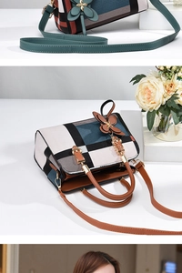 Detailansicht der kontrastierenden Gitter-Handtasche mit Lederbogen und Tragegriff