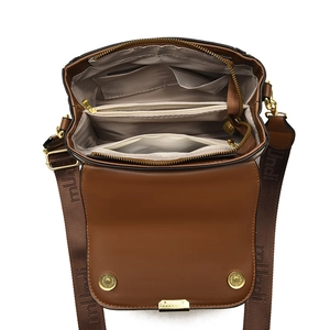 Sac bandoulière en cuir marron montrant des compartiments multicouches et poches zippées