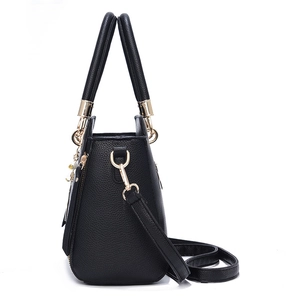 Borsa a mano nera minimalista in ecopelle con dettagli dorati e tracolla regolabile