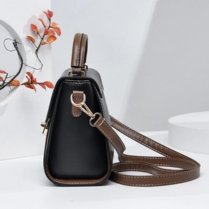 Borsa a tracolla bicolore nero e marrone in pelle con forma squadrata strutturata