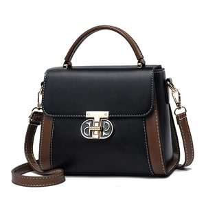 Borsa a tracolla da donna bicolore nero e marrone con chiusura dorata e cuciture bianche