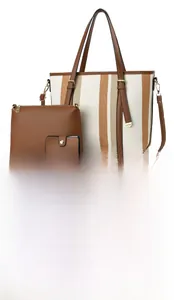Dettaglio di un set di tre borse in tela a righe con borsa tote, pochette e portafoglio