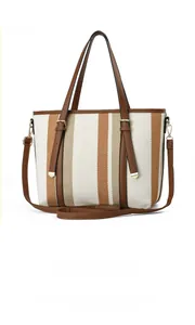 Dettaglio delle fibbie dorate sulla borsa tote a righe con finiture in pelle marrone